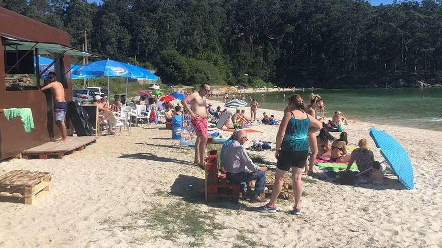 Un chiringuito en la playa de A Lavaxeira, en O Grove, que tiene un tramo catalogado como urbano y otro como natural. // Miguel Muñiz