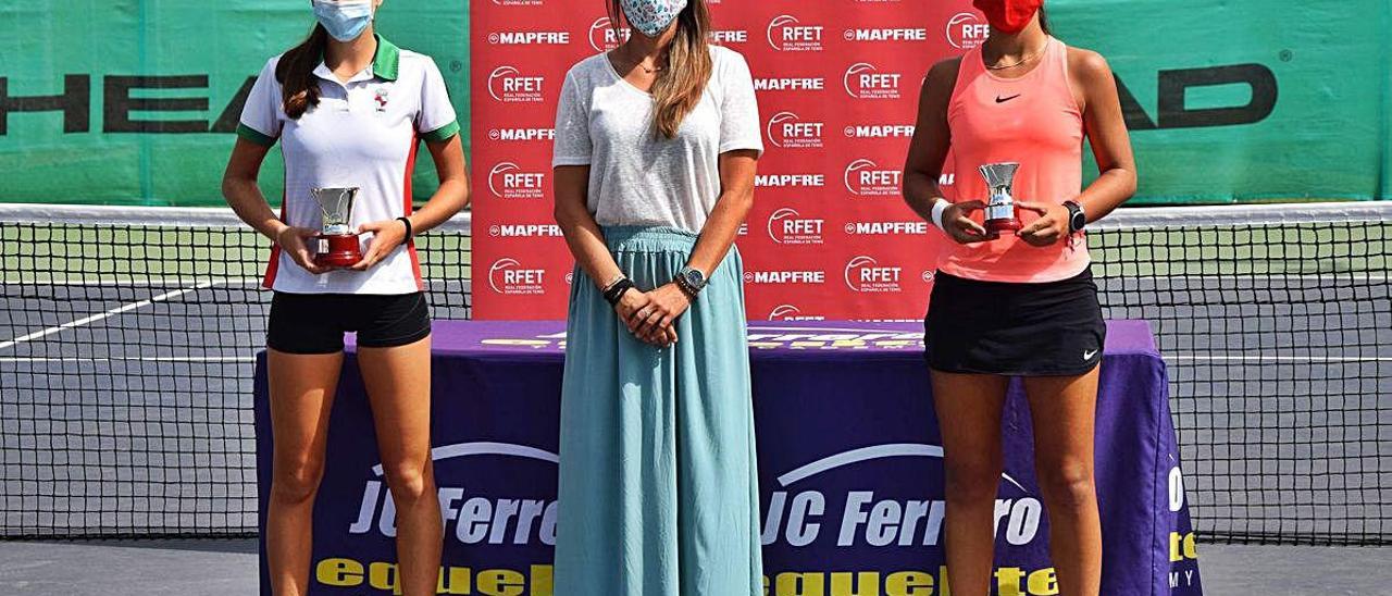 Meritxell Boix, a la derecha, con el trofeo de subcampeona en el podio del torneo de tenis.