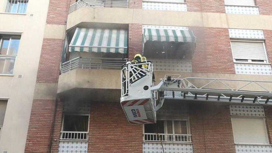 Los bomberos, en el instante en el que han accedido a la vivienda