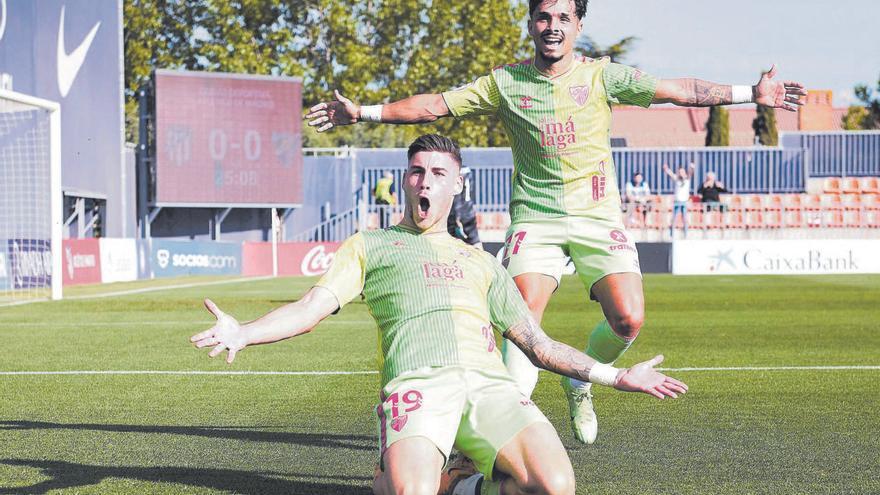 Roberto Fernández, de rodillas, celebra el tanto del triunfo del pasado domingo ante el Atlético de Madrid B. | LOF