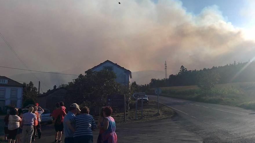 Vecinos de Trelles (Coaña) y Sequeiro (Boal) siguen las labores de extinción.