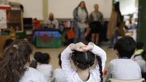 Unas madres cuentan cuentos tradicionales, adaptados a la realidad gitana, en un colegio de Barcelona.