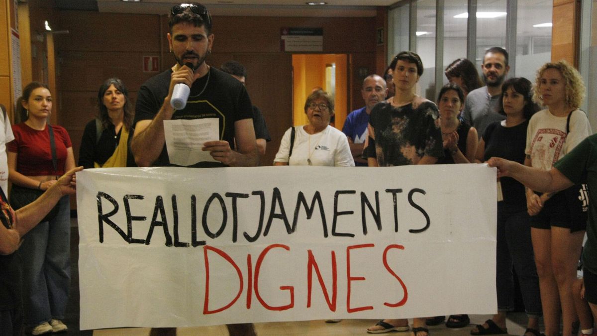 El membre del Sindicat d'habitatge de Sants, el Dani, a la manifestació per exigir reallotjaments dignes