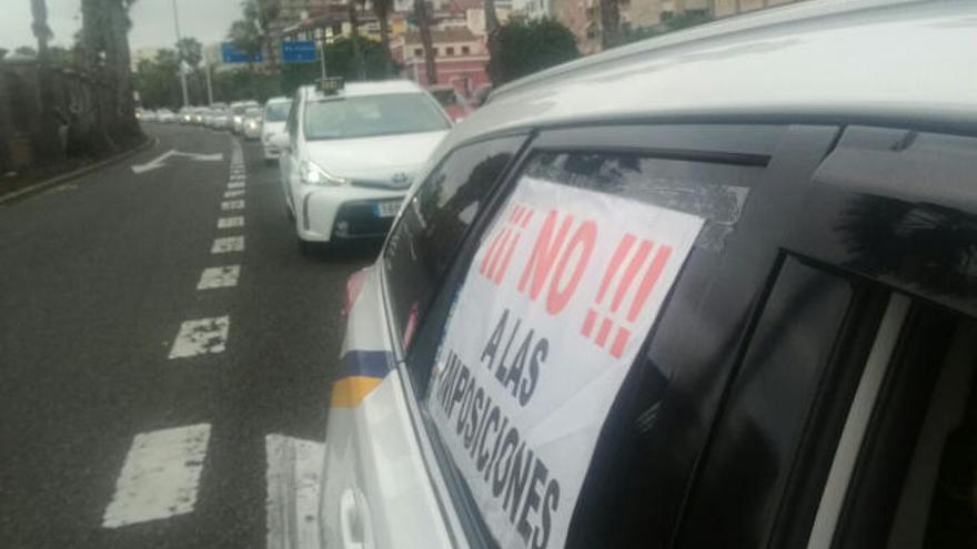 Tercera caravana de protesta de los taxistas en contra del día libre