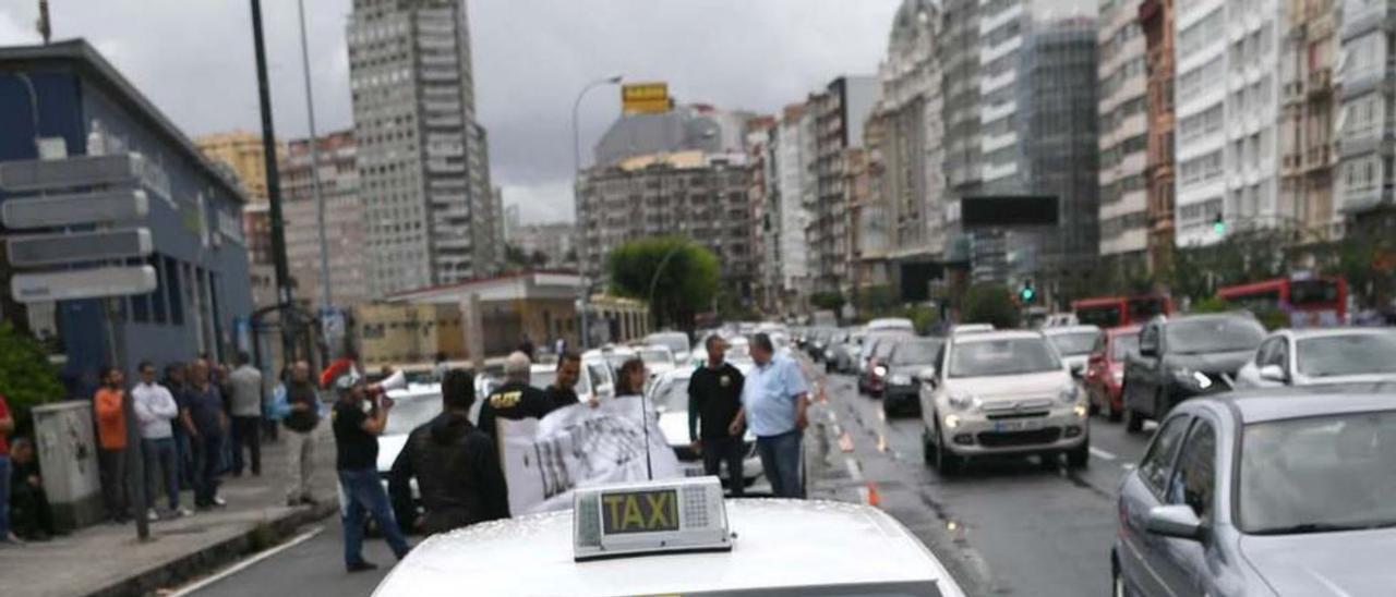 Protesta del taxi contra las VTC en A Coruña. |   // CARLOS PARDELLAS