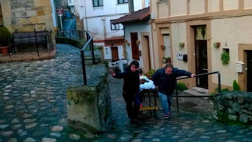 Charo Fernández Castro, en el momento en que fue transportada por el casco histórico de Lastres.