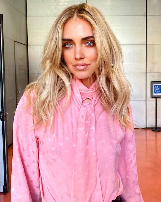 Chiara Ferragni con blusa rosa romántica