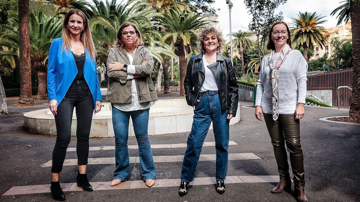 De izquierda a derecha, Estefanía Hernández, Saro Prieto, Cristina Alcaine y Nuria Díaz, en el Parque García Sanabria, en Santa Cruz de Tenerife  | MARÍA PISACA