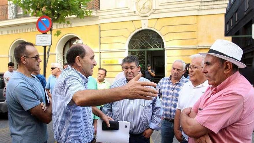El presidente de los regantes de Tordesillas conversa con agricultores.