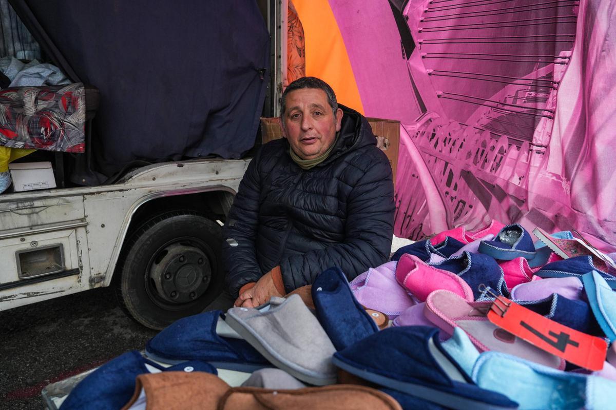 Santiago Castillo paradista del mercado ambulante de Bellvitge
