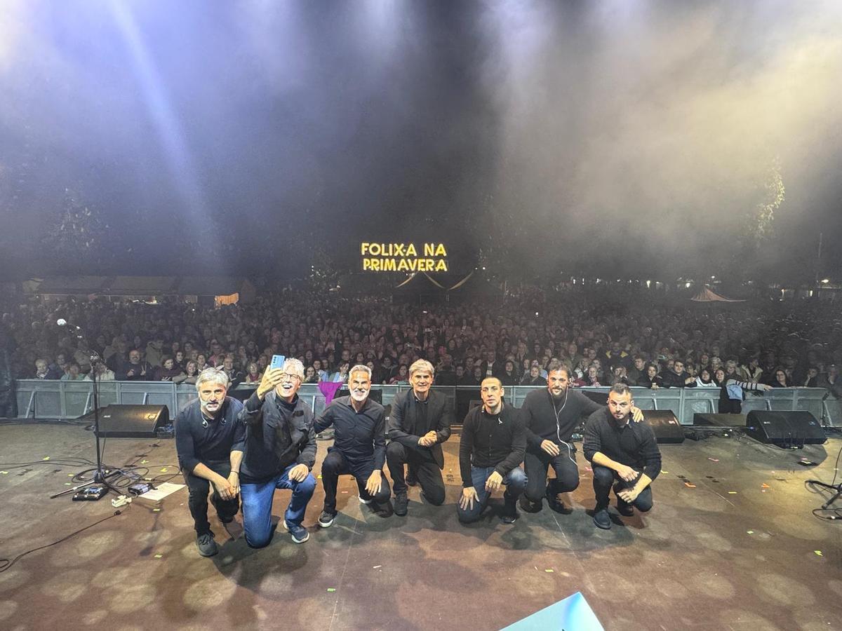 Nando Agüeros, en el centro, junto sus músicos, al finalizar su concierto en un abarrotado parque de Jovellanos, en Mieres