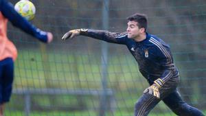 El portero mexicano Julio González, en El Requexón en un entrenamiento con el filial del Oviedo