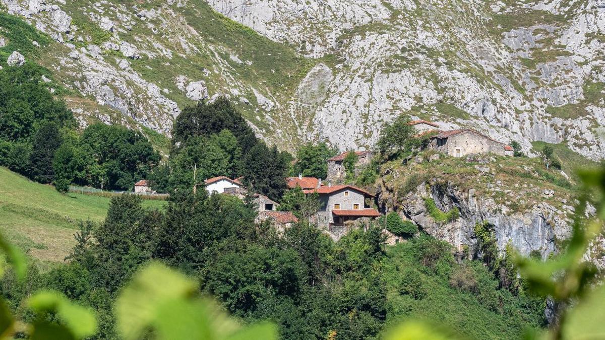 El pequeño poblado de Asturias donde viven dos hermanos solos