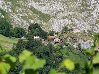 César y su hermano son los últimos habitantes de un pueblo asturiano que llegó a tener 15 casas abiertas
