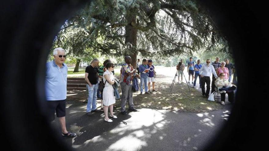 Participantes en un círculo de Podemos, reunidos en el parque Ferrera.