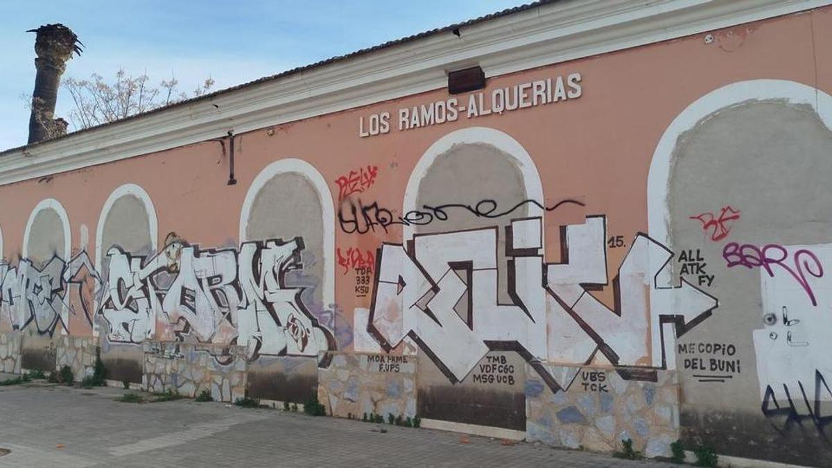 Estado actual de la histórica estación de Los Ramos-Alquerías, inaugurdada en 1884 y cerrada en 2008.