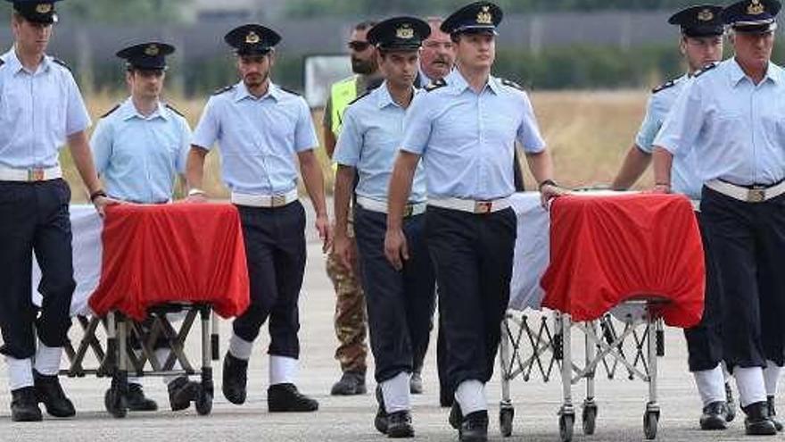 Los féretros con los restos de las dos víctimas italianas llegan al aeropuerto de Verona.