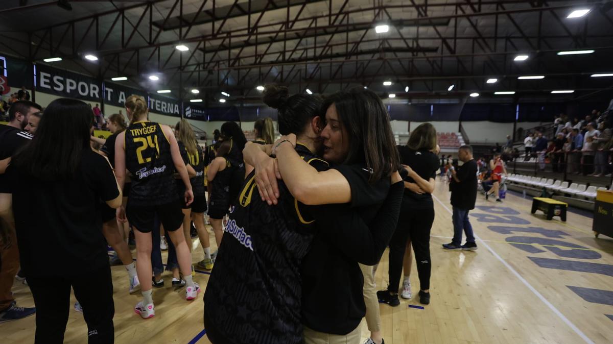 La entrenadora Glòria Estopà, abrazándose con las jugadoras en la celebración