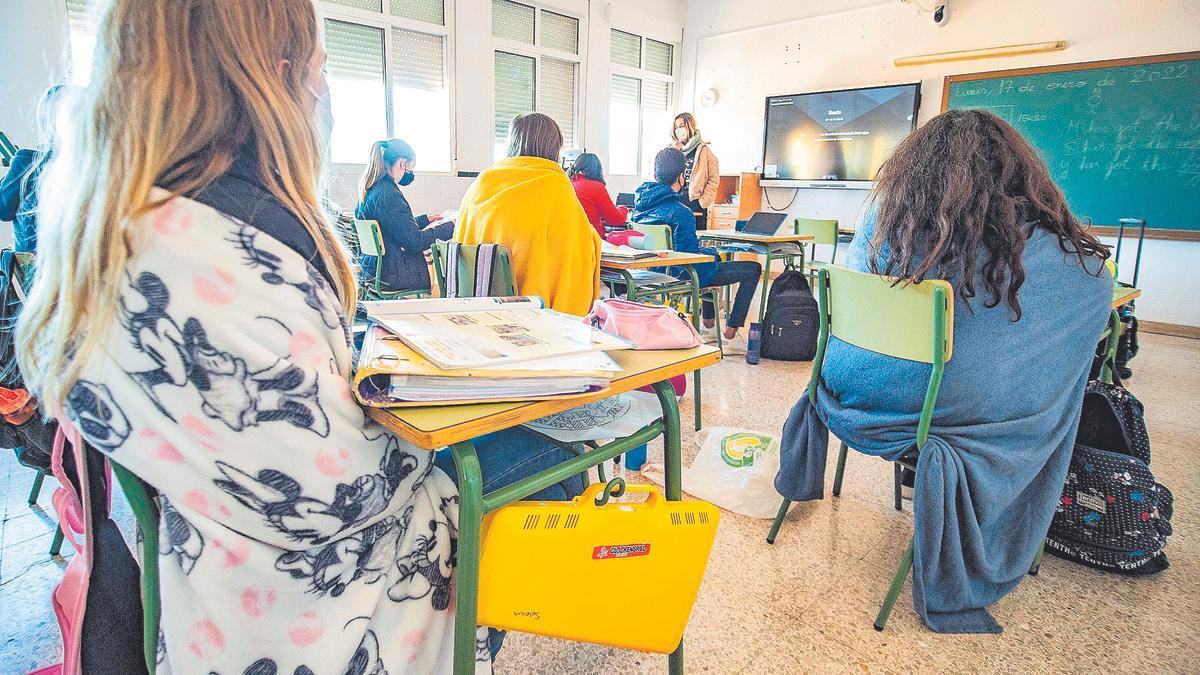 Una clase sin calefacción del colegio San Isidro, en Los Belones de Cartagena.