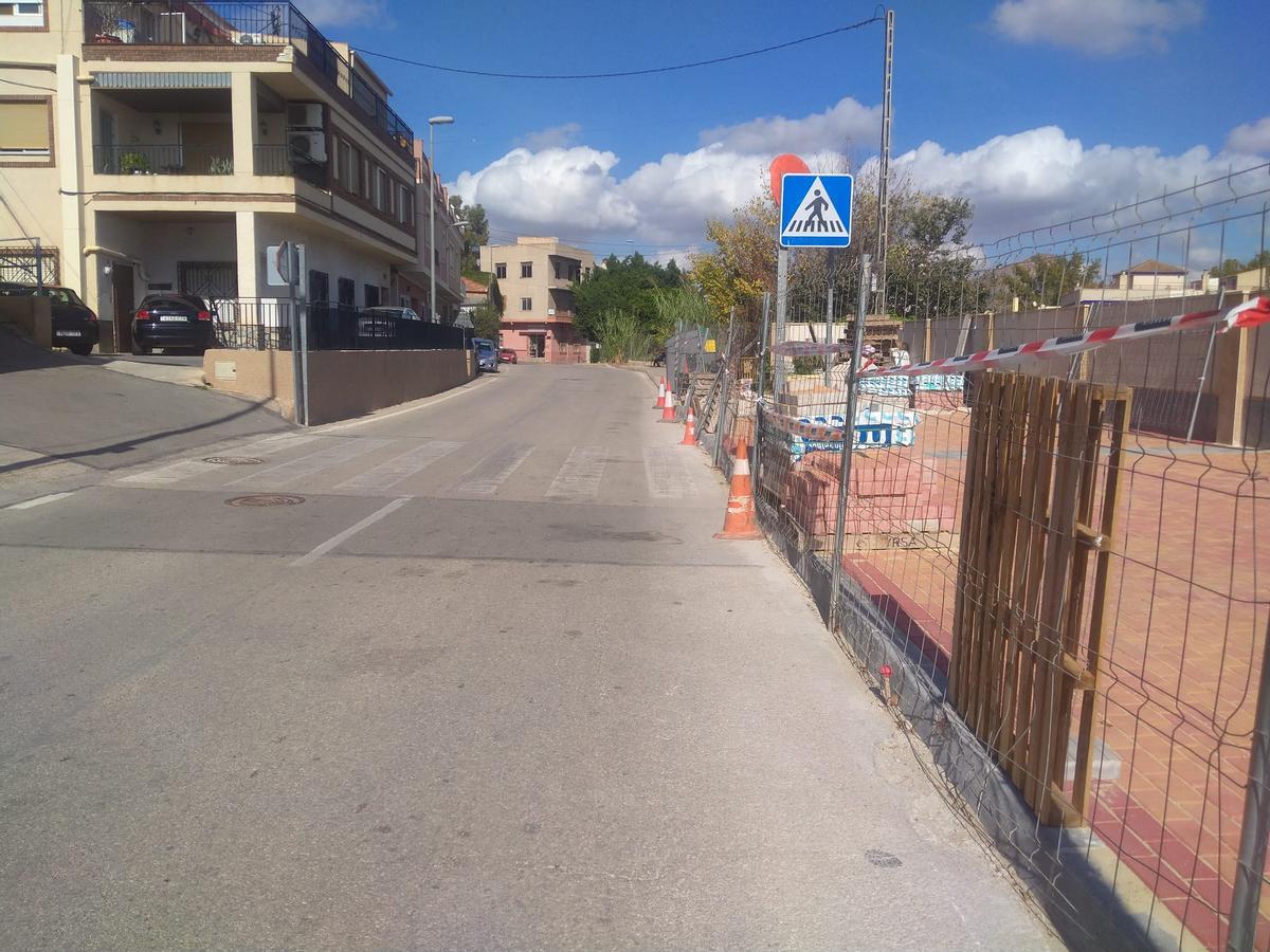 Las obras en la calle Mayor de El Esparragal estuvieron un mes paralizadas.