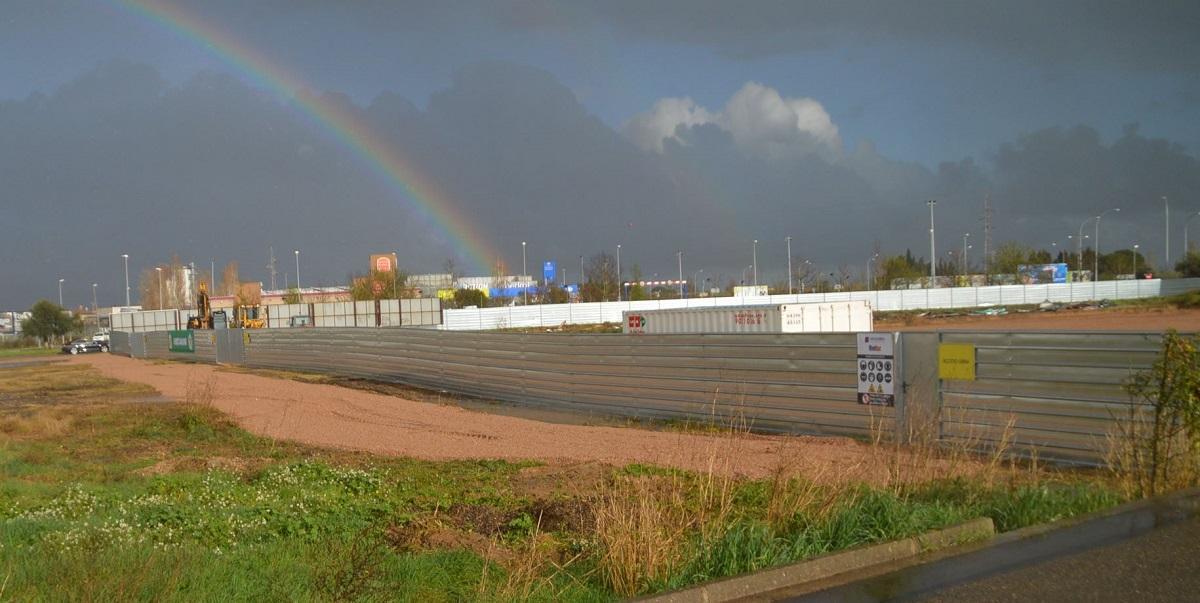 El nou Mercadona s'aixecarà en aquesta finca de Vilatenim protegida amb tanques d'obra.