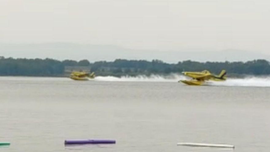 VÍDEO | Los hidroaviones cargan agua en Villardeciervos