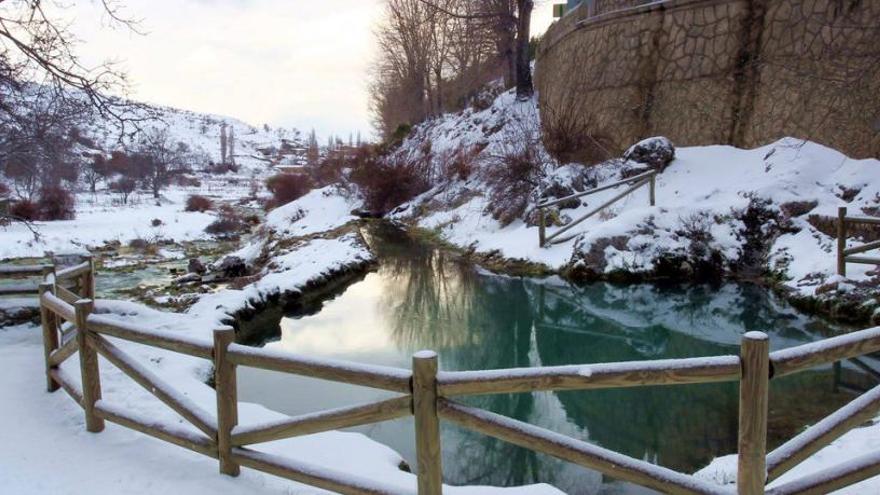 La nieve deja estampas espectaculares en el nacimiento del río Segura