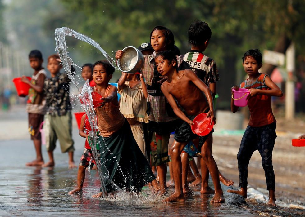 Niños juegan con agua en el Festival del Agua de Mandalay, Myanmar.