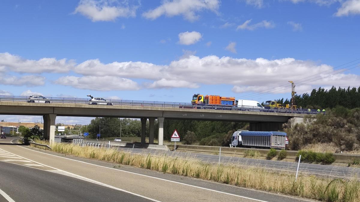 Operarios de Carreteras prospectando el viaducto de la A-6 este mediodía.