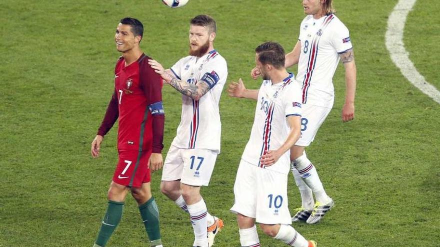 Cristiano Ronaldo, ayer entre jugadores islandeses.