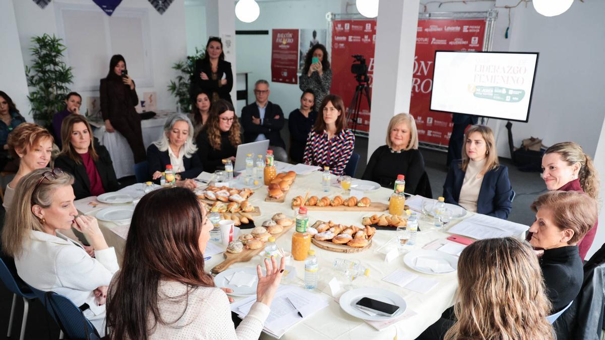 Mesa de Liderazgo Femenino en el balcón fallero de Levante-EMV de 2025