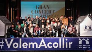 Organizadores y músicos del macroconcierto solidario con los refugiados que se celebrará el 17 de febrero en Barcelona.
