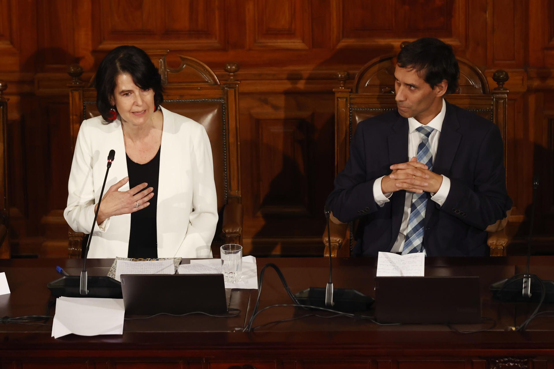 Verónica Undurraga y Sebastián Soto, presidenta y vicepresidente de la recién conformada Comisión Experta para el proceso constituyente en Chile.