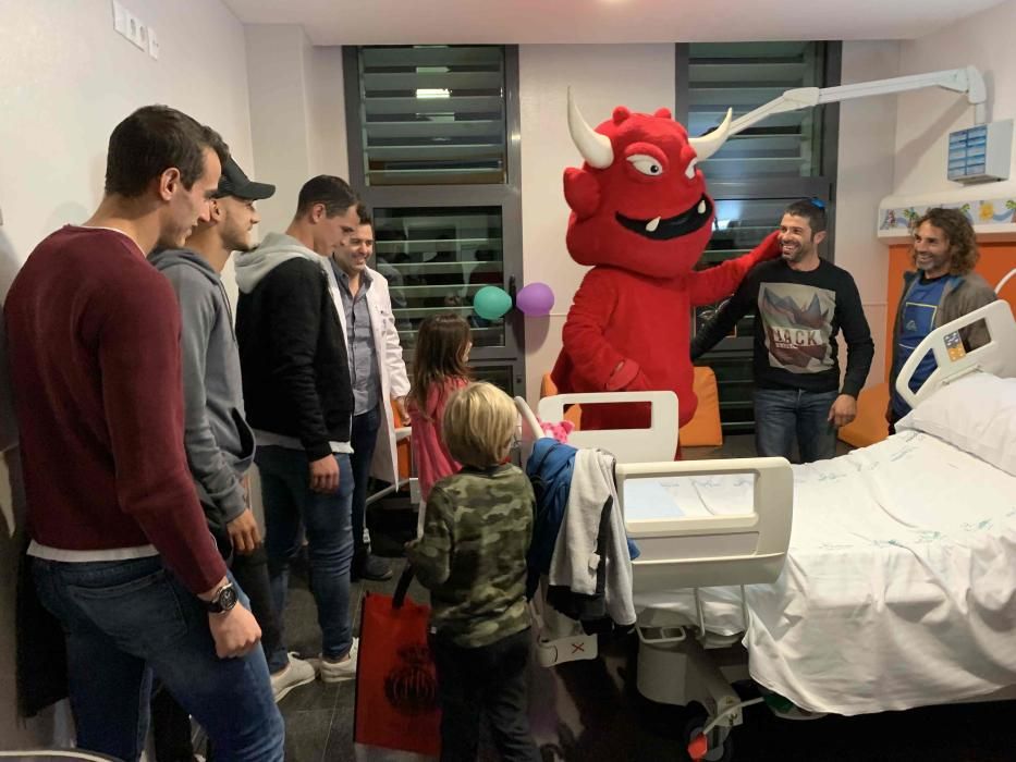 Los jugadores del Mallorca visitan el área infantil de Son Espases y de clínica Juaneda
