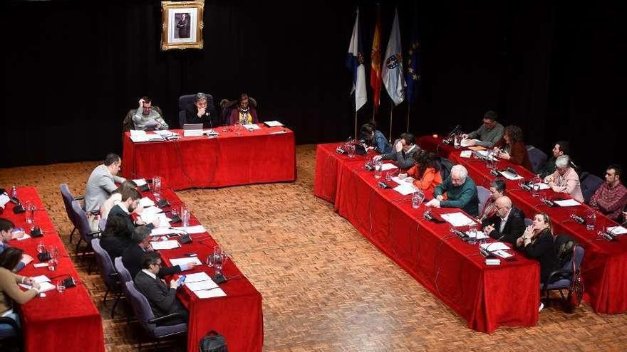 El pleno municipal de Pontevedra reunido ayer en el Teatro Principal. // Gustavo Santos