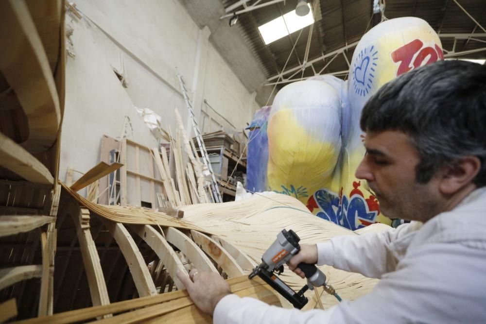 Las falleras mayores visitan los talleres de Ciudad Fallera