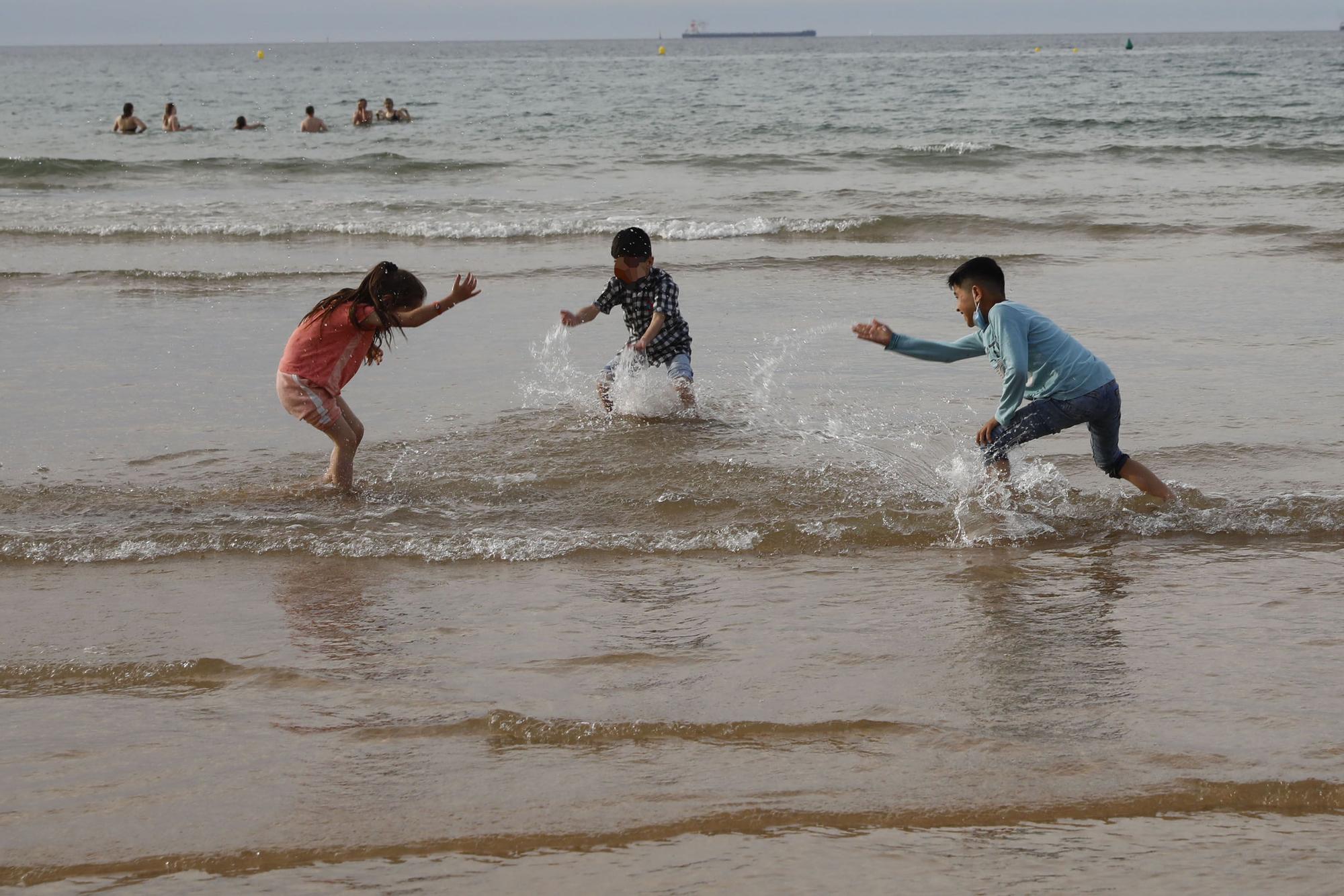 En imágenes: El expolicía afgano Tahir se reencuentra con su familia, que ve por primera vez el mar en Gijón