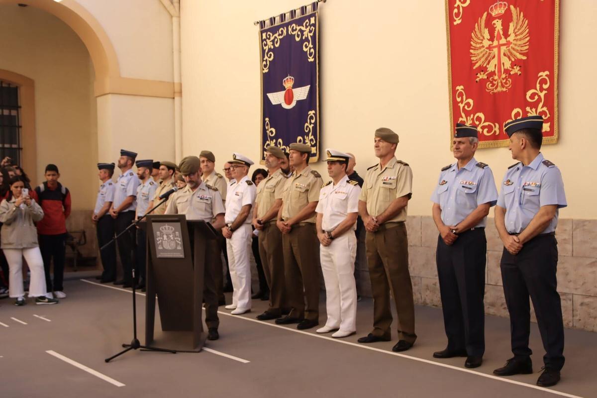 Acto de entrega de diplomas a los tres estudiantes de Secundaria finalistas de la edición valenciana de la 13º concurso Carta a un militar español, con izado de bandera en la Delegación de Defensa y visita guiada al Museo Histórico Militar de València.