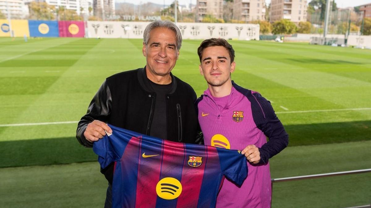 Gavi posó con el presidente de Nike