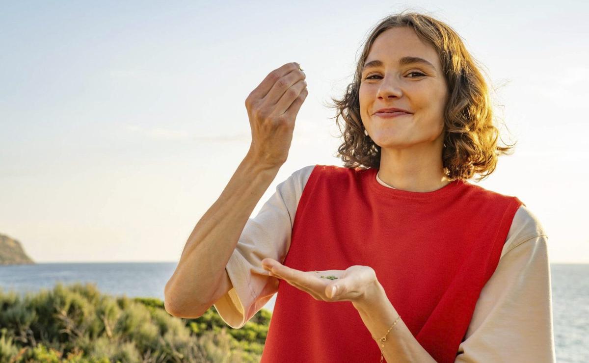 Wie schmecken Mallorcas Aromen? Food-Influencerin Maya Leinenbach probiert sie am Meer.  | FOTOS: DUNCAN KENDALL