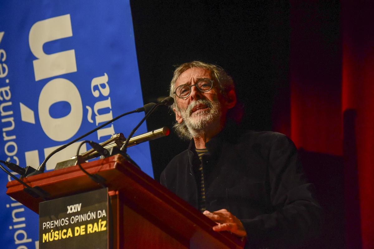 Pepe Ferreirós, de Milladoiro, recolle o premio Andaina Senlleira nos XXIV Premios Opinión da Música de Raíz.