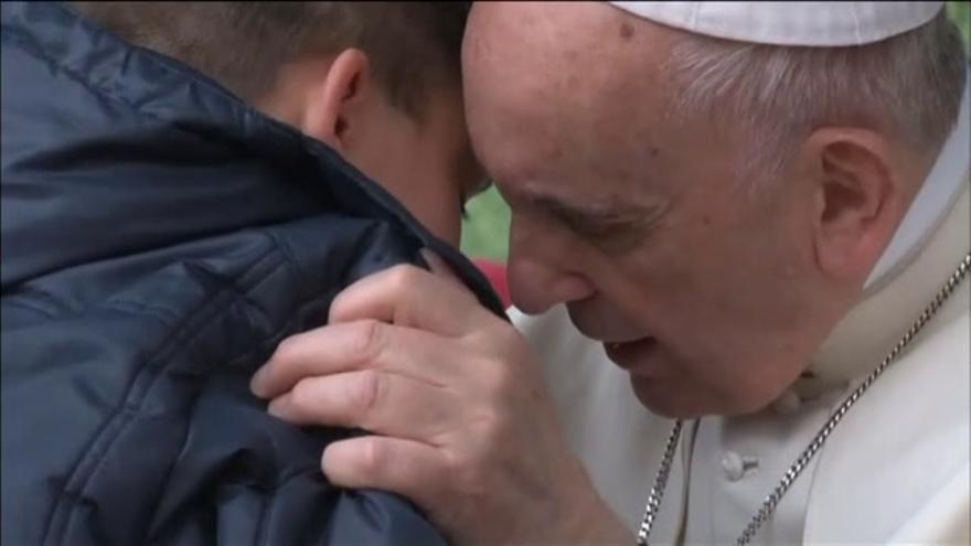 El papa Francisco consuela a un niño preocupado por el alma de su padre ateo