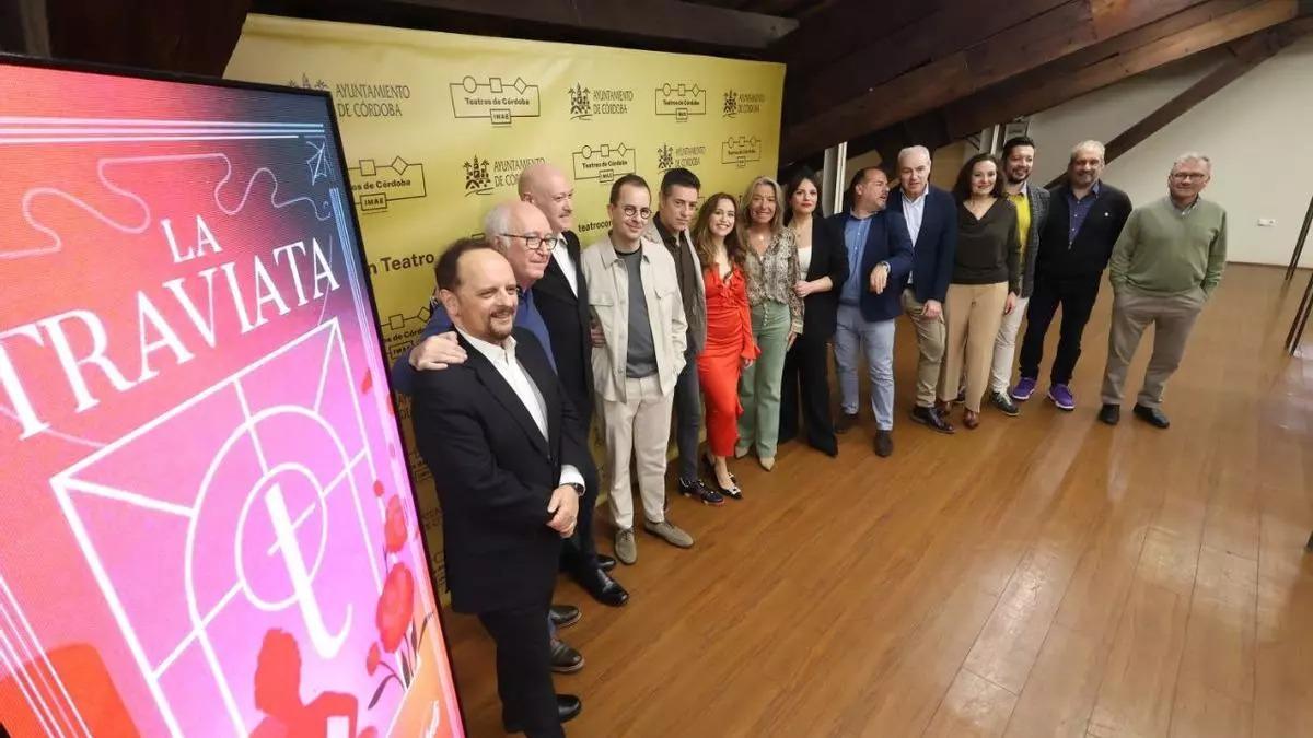 Presentación de 'La traviata' en Córdoba, con Pacetti en primer plano junto a Francisco López.