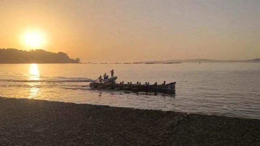 Belleza y esfuerzo se unen en esta idílica imagen de una trainera de Bueu, entrenando al ocaso en una de sus playas