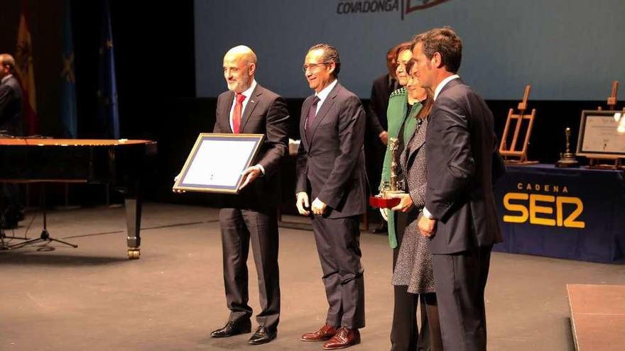 Antonio Corripio, a la izquierda, muestra el diploma del premio, al lado de José Carlos Herreros.