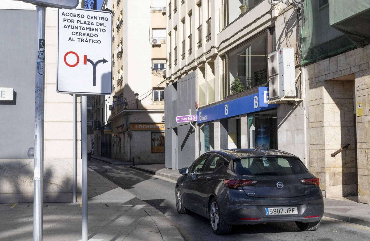 Nueva señalización que advierte del cierre al tráfico a la plaza del Ayuntamiento
