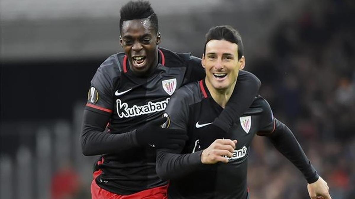 Aduriz es felicitado por Williams