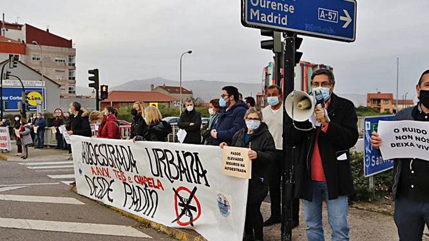 Vecinos de Teis, durante la concentración. |   // A.V.