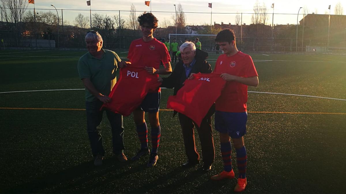 Nil Badia y Pol Casares, homenajeados por la Peña Blaugrana Sant Cugat-H8S. En la imagen, junto a Antonio Sánchez (primero por la izquierda) y Josep María Félez (entre los dos jugadores)