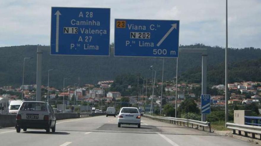 Vehículos circulando por la autovía A-28 dirección a la localidad portuguesa de Caminha. l. o.